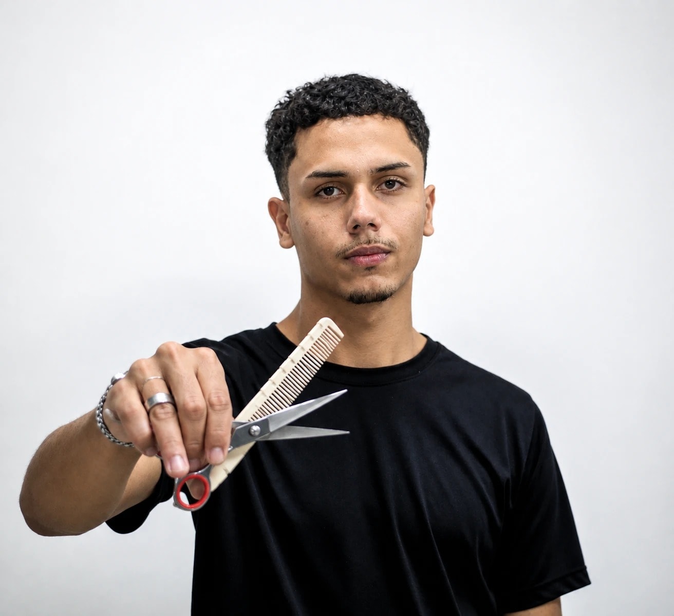 Retrato de Raí Santos, barbeiro da MC Barbearia, com tesoura e pente